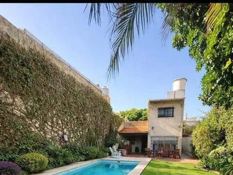 Casa en lote propio con jardin ,pileta y quincho