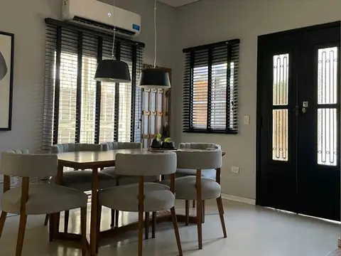 Hermosa Casa en Hurlingham, APTA CREDITO. Reciclada a Nuevo.