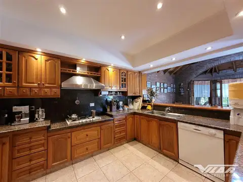 Casa 5 ambientes con 3 baños