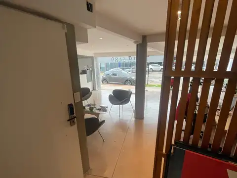 Av. del Libertador 3100 y Roma Amplio luminoso excelente esquina !!!!!!!!!!!!!