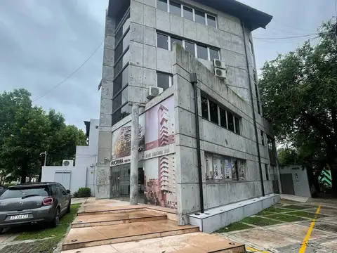 Local en  esquina con frente super visible amplio y luminoso minimalista  