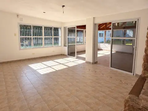 Casa de 2 dormitorios con pileta, 400 m², Los Troncos, Funes