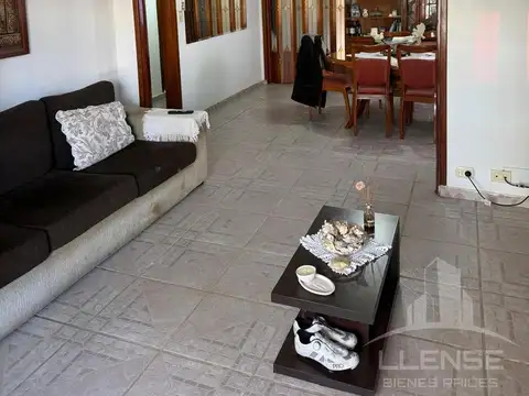 Casa en Venta con 4 cocheras
