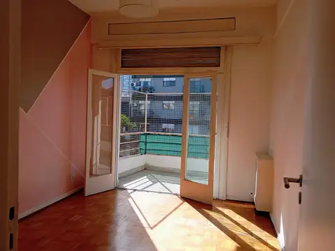 5 ambientes. Living comedor, 3 dormitorios + dependencia de servicio / escritorio / 4o. dormitorio
