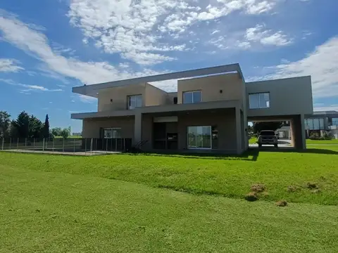 Casa en Venta con 4 cocheras
