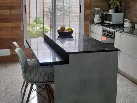 Casa 5 ambientes con 2 baños