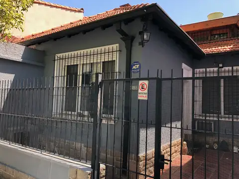 MUY BUEN CHALET 4 AMBIENTES, EN EXCELENTE UBICACIÓN A METROS DE AV MAIPU