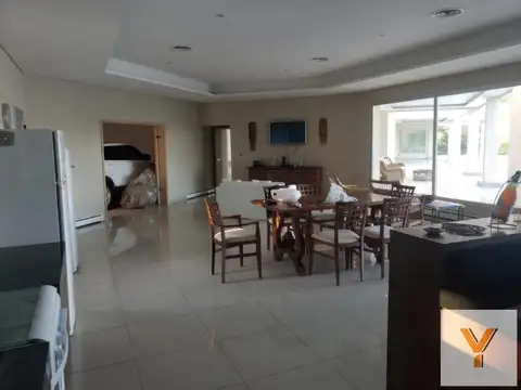 Casa en Venta con 3 cocheras