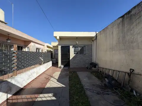 ALQUILER de Dos Habitaciones, Cochera y Patio