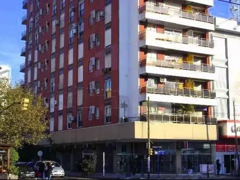 *DEPTO. DE 2 AMB. AL FRENTE REFACCIONADO!  *EDIFICIO CON SEGURIDAD 24 HS *IDEAL INVERSOR