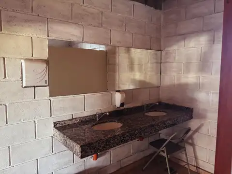 Salón de eventos con gran terreno en Saguier