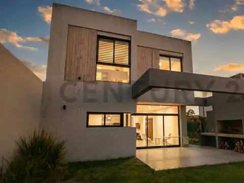 Venta y alquiler de Casa en Gorina 488 e/ 133 y 134.Tres Dormitorios, parque y pileta