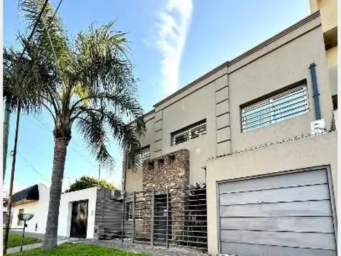Casa 5 amb c/ garage y fondo en Venta en Villa Luzuriaga