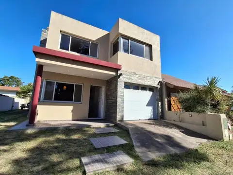 Casa en venta, 3 dormitorios en Villa Gesell, oportunidad, con vista abierta