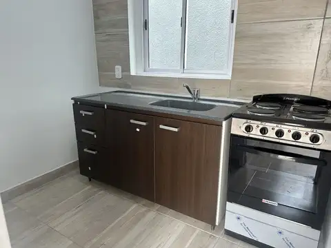 Alquiler de Departamento 2 Ambientes con Patio en Caseros Centro, Tres de Febrero.