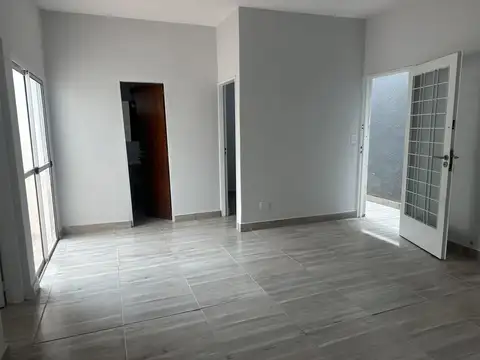 Depto Tipo Casa en Alquiler en Caseros, $ 550.000