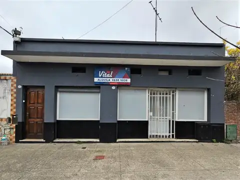 Local de 4,50x7,50 mts con vidriera, baño y persiana ciega. Buen estado general.