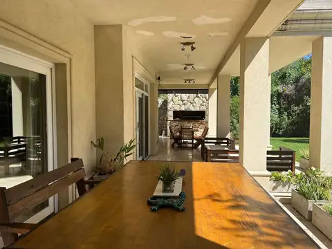 Casa 6 ambientes con 5 baños