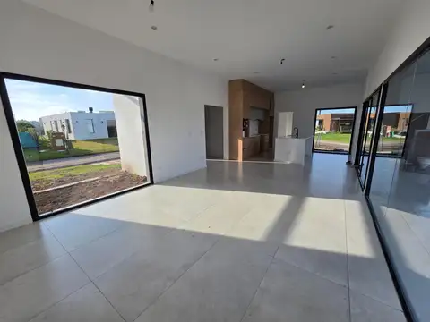 Casa 4 ambientes con 2 baños