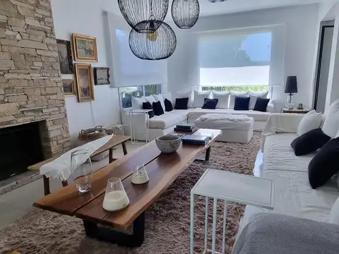 Casa en Venta con 4 cocheras