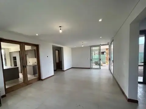 Casa 6 ambientes con 2 baños