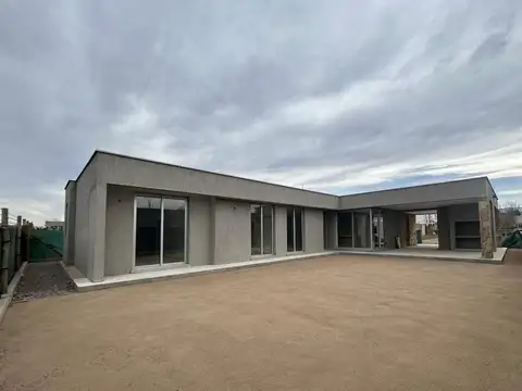 Casa 6 ambientes con 2 baños