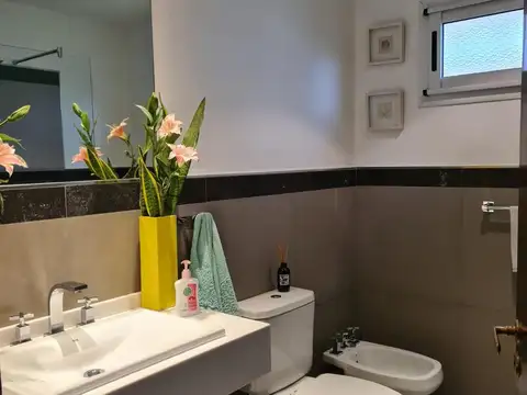 Casa 4 ambientes con 2 baños