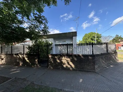 Casa en excelente zona, a 100m de estación Rafael Calzada!