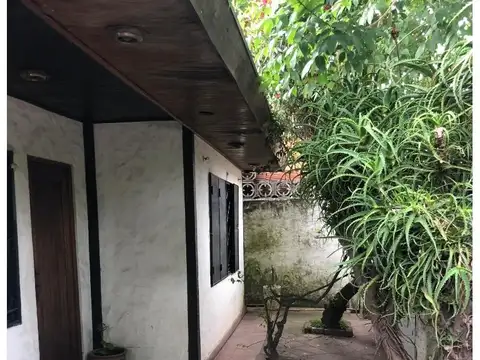 Casa prefabricada con pileta y cochera - Aceptaría permuta