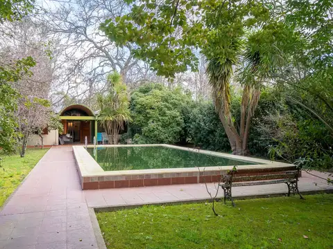 CASA EN VENTA EN CITY BELL PARQUE Y PILETA