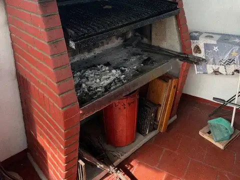 EXCELENTE CASA 5 AMBIENTES  PARA VIVIENDA O USO COMERCIAL