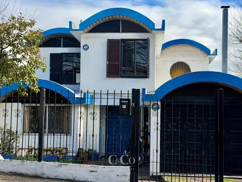Casa en Venta con 2 cocheras