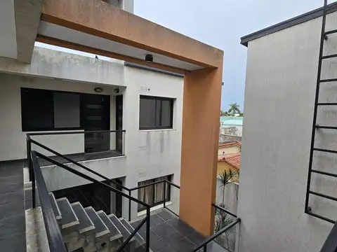 Costanera zona UCSF UTN, balcon corrido, estar comedor cocina, un baño y dos dormitorios c/ placard