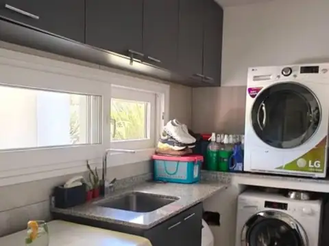 Casa en Venta con 4 cocheras