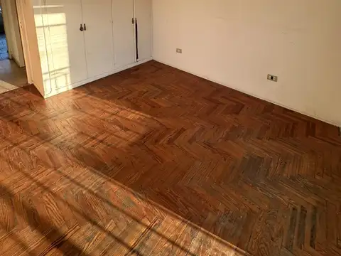 PISO  3 AMB. 2 PISO POR ESCALERA AL FRENTE CON BALCON Y CON UN PISO MAS TERRAZA  AMPLIA
