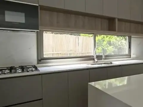 Casa 5 ambientes con 4 baños