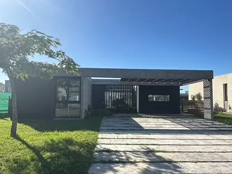 Casa  en Alquiler en Santa Emilia, Pilar del Este, Pilar