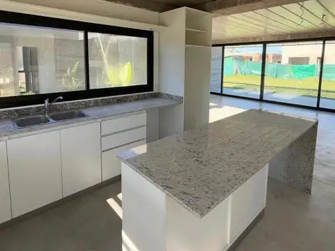 Casa en Alquiler en Pilar del Este - Santa Emilia, USD 1.300