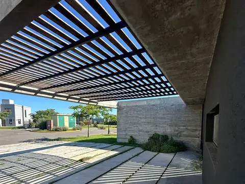 Casa  en Alquiler en Santa Emilia, Pilar del Este, Pilar