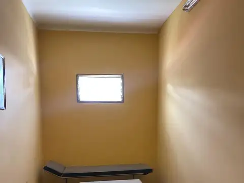 Casa 9 ambientes con 2 baños
