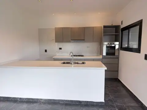 Casa 5 ambientes con 2 baños