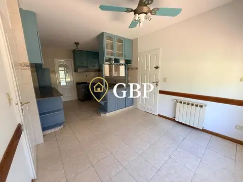 Casa en Alquiler con 2 cocheras