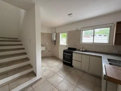 Casa 7 ambientes con 2 baños