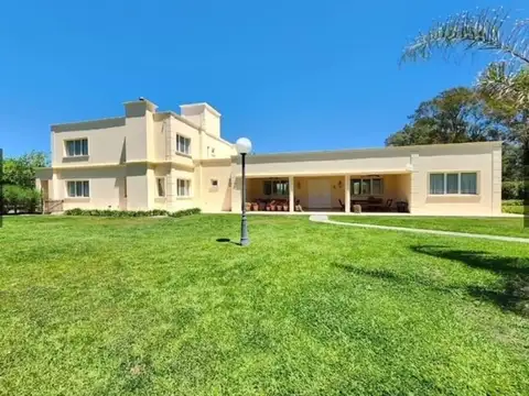 Casa 6 ambientes con 5 baños