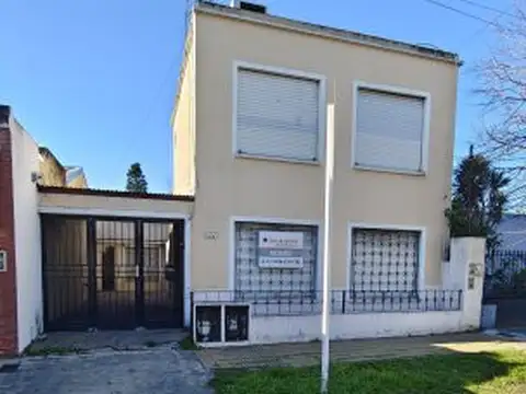 Venta Ph 2 ambientes 2 patios y cochera en Moron