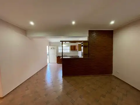 Casa 3 ambientes con 1 baño