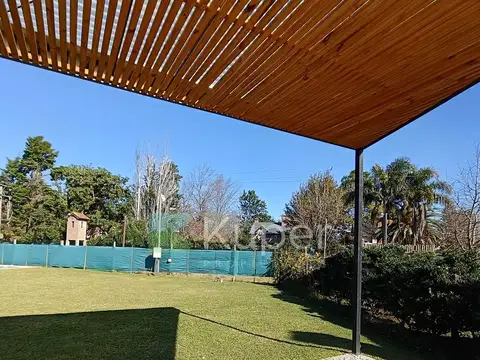 Casa 6 ambientes con 4 baños