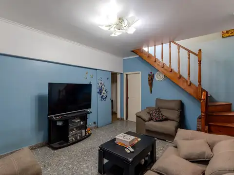 CASA 5 AMB EN VENTA CON PILETA EN CENTRO LAFERRERE