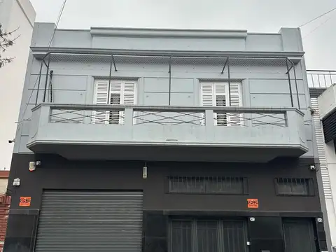 Excelente PH 3 ambientes, piso único al frente con entrada independiente sin expensas, cocina comedor diario, balcón, patio, lavadero, terraza en toda la superficie.