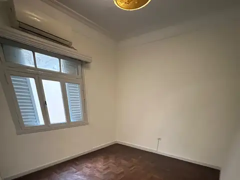 Excelente PH 3 ambientes, piso único al frente con entrada independiente sin expensas, cocina comedor diario, balcón, patio, lavadero, terraza en toda la superficie.